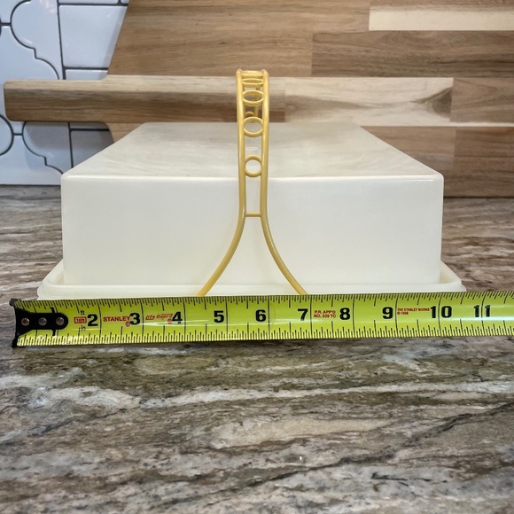 2 Tupperware Cake Takers White Rectangle 622 & Round Harvest Gold 684 & 1 Handle - Picture 10 of 15